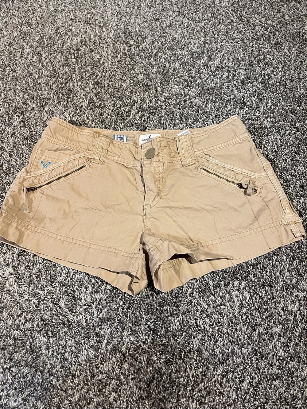 Vintage Y2K American Eagle Khaki Low-Rise uUtility Cargo Mini Shorts (2)